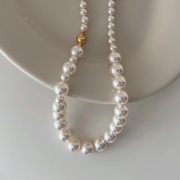 NWT Imitation Pearl Necklace - Picture 3 of 4